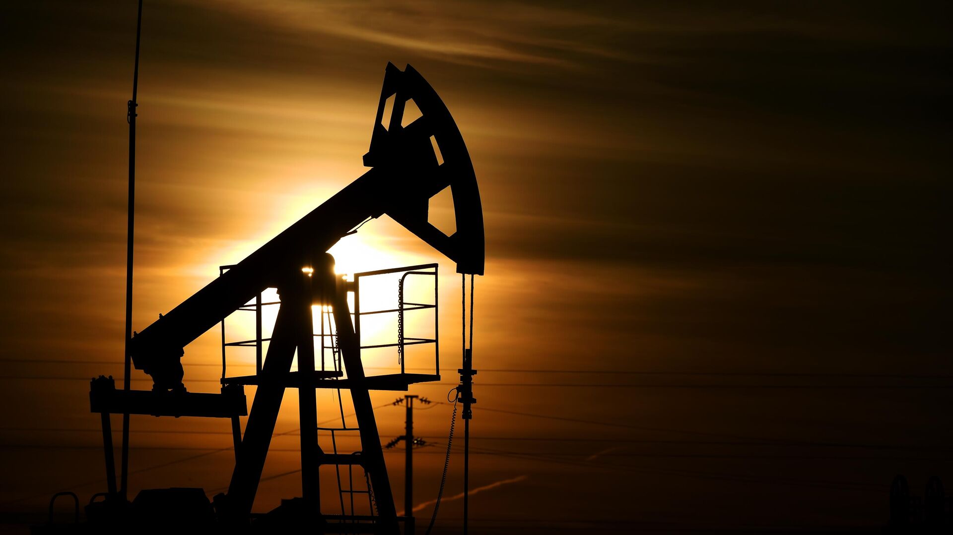 С 1 сентября 2023 года экспортная пошлина на нефть в России будет повышена на $4,5, до $21,4 за тонну. Об этом сообщил Минфин РФ. Повышение пошлины связано с ростом цен на нефть Urals на мировом рынке, которая в период с 15 июля по 14 августа состави...