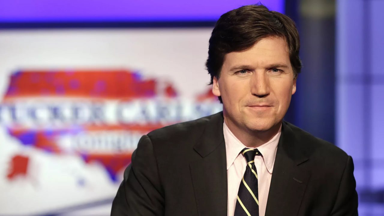 Бывший ведущий Fox News Такер Карлсон рассказал швейцарскому изданию Die Weltwoche, что ему не удалось взять интервью у президента России Владимира Путина из-за вмешательства американского правительства.
