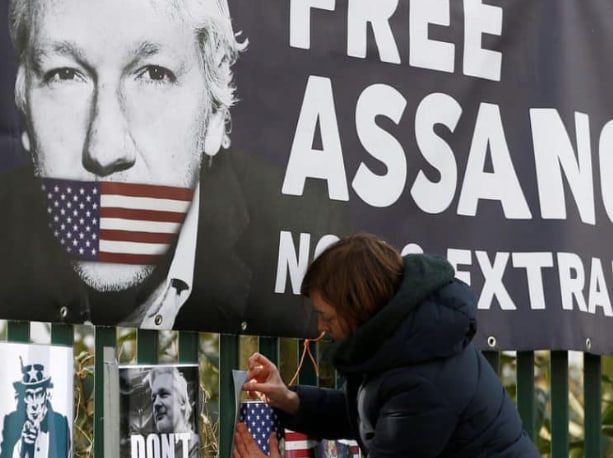 Высокий суд Лондона разрешил основателю WikiLeaks Джулиану Ассанжу оспаривать решение о его экстрадиции в США, но только если ни Лондон, ни Вашингтон чётко не обозначат судьбу Ассанджа в случае его выдачи, сообщает во вторник газета The Guardian. Есл...
