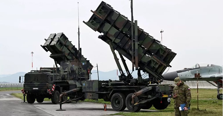 Американская компания Raytheon, производитель зенитных ракетных комплексов (ЗРК) Patriot, планирует значительно увеличить объемы производства этих систем. Об этом заявил генеральный директор компании Грег Хейс в интервью газете Wall Street Journal.
