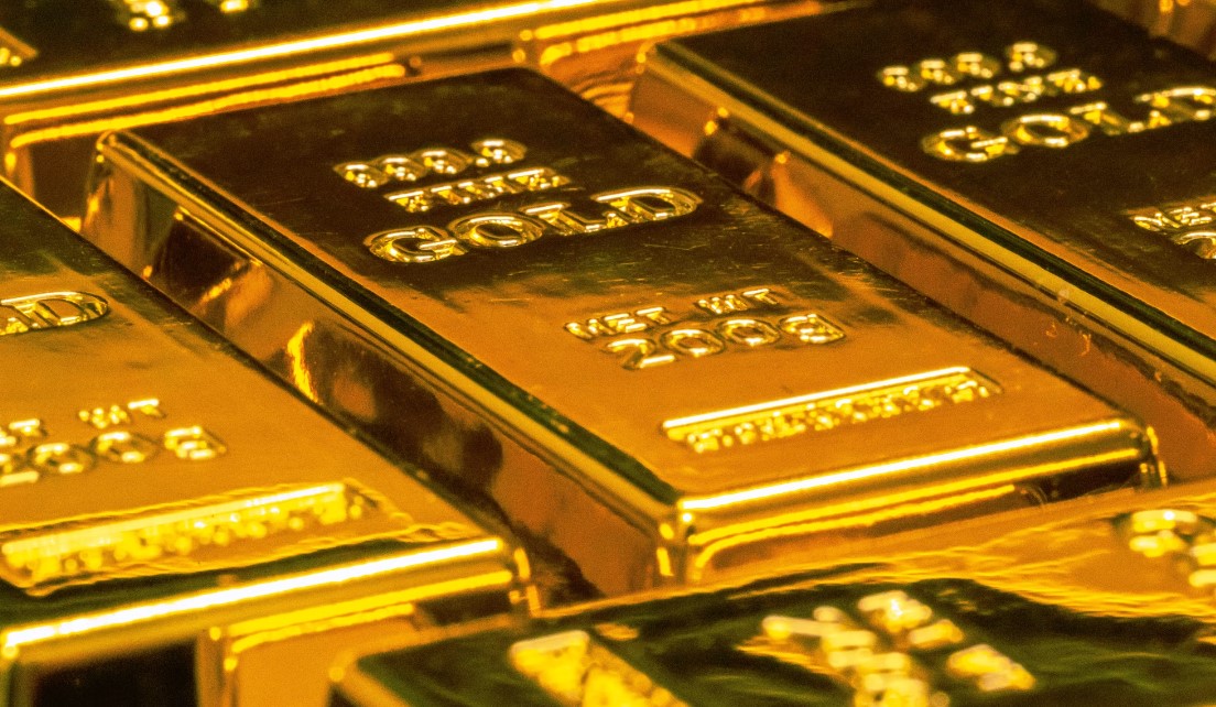 Российский Центробанк продолжает наращивать свои золотые запасы, достигнув рекордного уровня в 2,36 тысячи тонн по итогам сентября 2023 года. Это позволяет России занимать пятое место в мире по объему драгоценного металла, хранящегося в ее сейфах.
