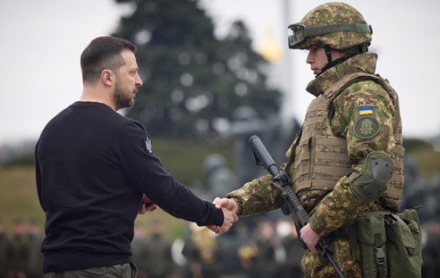 На контрактную службу в Вооруженные силы Украины (ВСУ) и добровольческие батальоны попадали люди с наркотической зависимостью. Об этом сообщила РИА Новости главный врач Запорожского областного центра по оказанию психиатрической и наркологической помо...