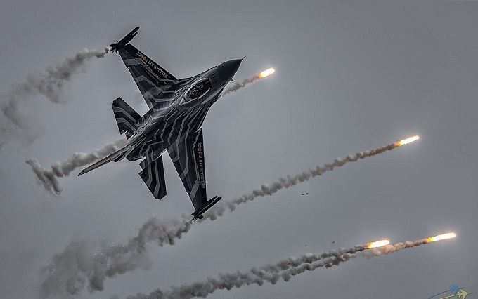 Американские истребители F-16 будут патрулировать небо над Ормузским проливом, чтобы предотвратить попытки Ирана захватить коммерческие суда, сообщил в пятницу представитель Пентагона. Это решение было принято после того, как на прошлой неделе Иран о...