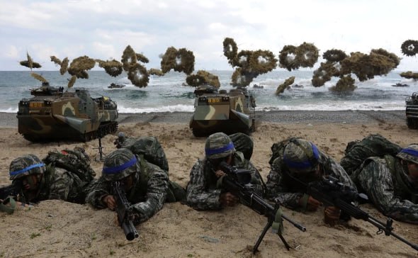 Согласно сообщению агентство Yonhap, военно-морские силы и корпус морской пехоты Республики Корея проводят учения по высадке морского десанта в районе города Пхохан на берегу Японского моря.
