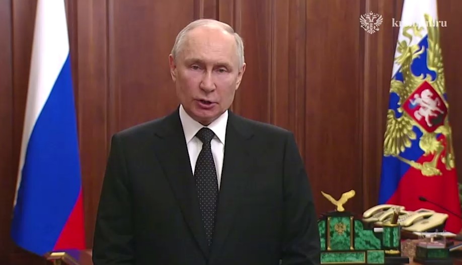 Президент России Владимир Путин в своем видеообращении к россиянам обратился к ситуации в Ростове-на-Дону, где расположен штаб Южного военного округа (ЮВО).
