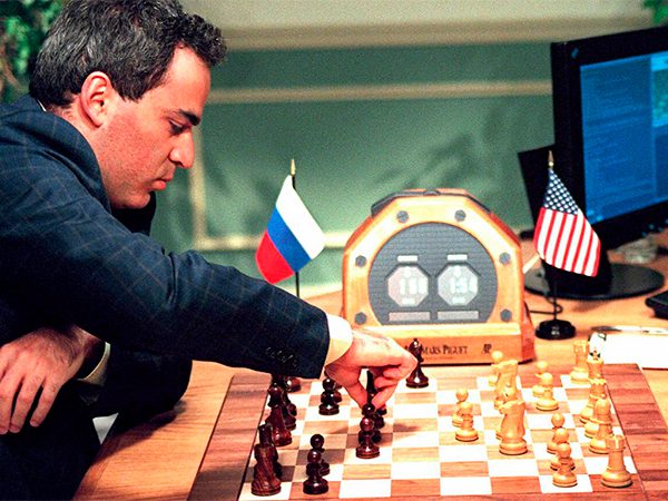 В субботу исполнилась очередная годовщина со дня победы компьютера над Каспаровым, 13-м чемпионом мира по шахматам, в матче из шести партий (1997). IBM до сих пор и по праву гордится достижением. Но у неё затем случился конец мирового IT-лидерства, д...