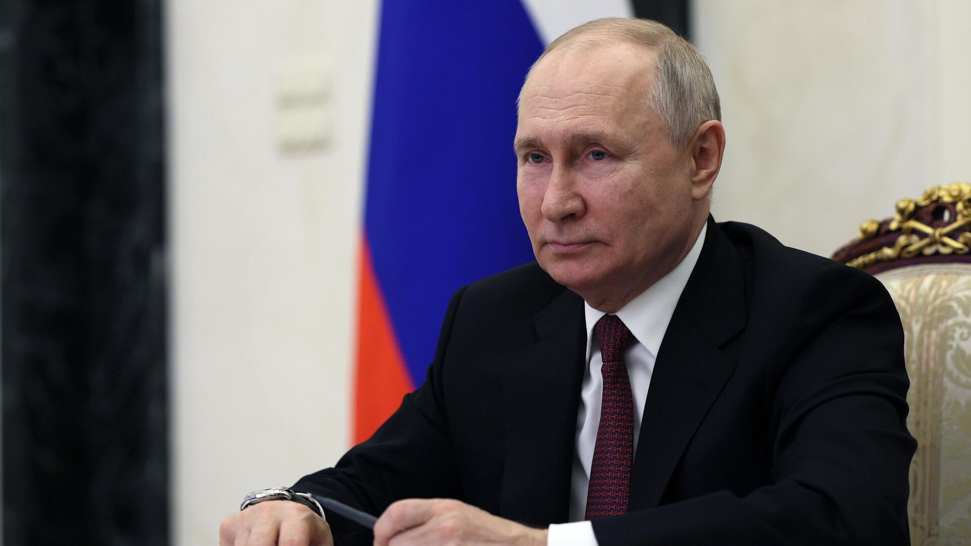 По данным Росавиации, на борту находились 10 человек, в том числе предположительно Евгений Пригожин и Дмитрий Уткин, связанные с частной военной компанией «Вагнер». Самолет развалился на части в воздухе и упал около села Куженкино.
