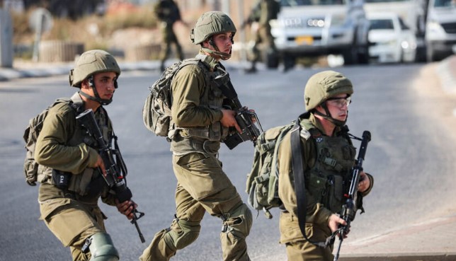 В воскресенье, 15 октября, армия Израиля сообщила о закрытии участка в 4 км от границы с Ливаном из-за обстрелов противотанковыми ракетами израильской территории, говорится в сообщении, опубликованном в Telegram-канале ЦАХАЛ.
