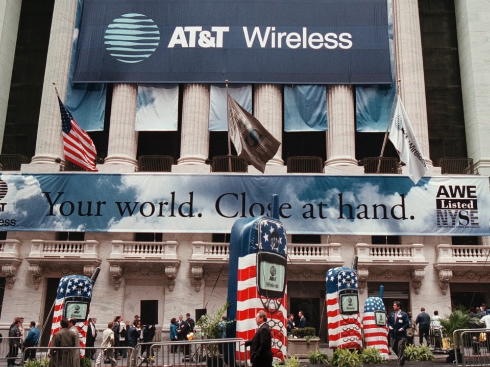 Американская телеком-компания AT&T выбрала шведскую Ericsson для модернизации своей беспроводной сети на территории США, услуги шведов обойдутся в ближайшие пять лет почти в 14 миллиардов долларов, сообщает South China Morning Post во вторник; покупа...