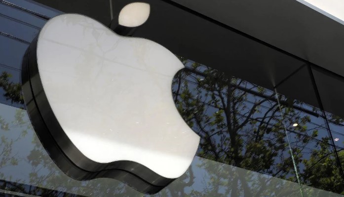 Мировой суд Москвы оштрафовал компанию Apple на 400 тысяч рублей за неудаление запрещенной в России информации из своих сервисов. Об этом сообщает агентство ТАСС со ссылкой на пресс-службу суда.
