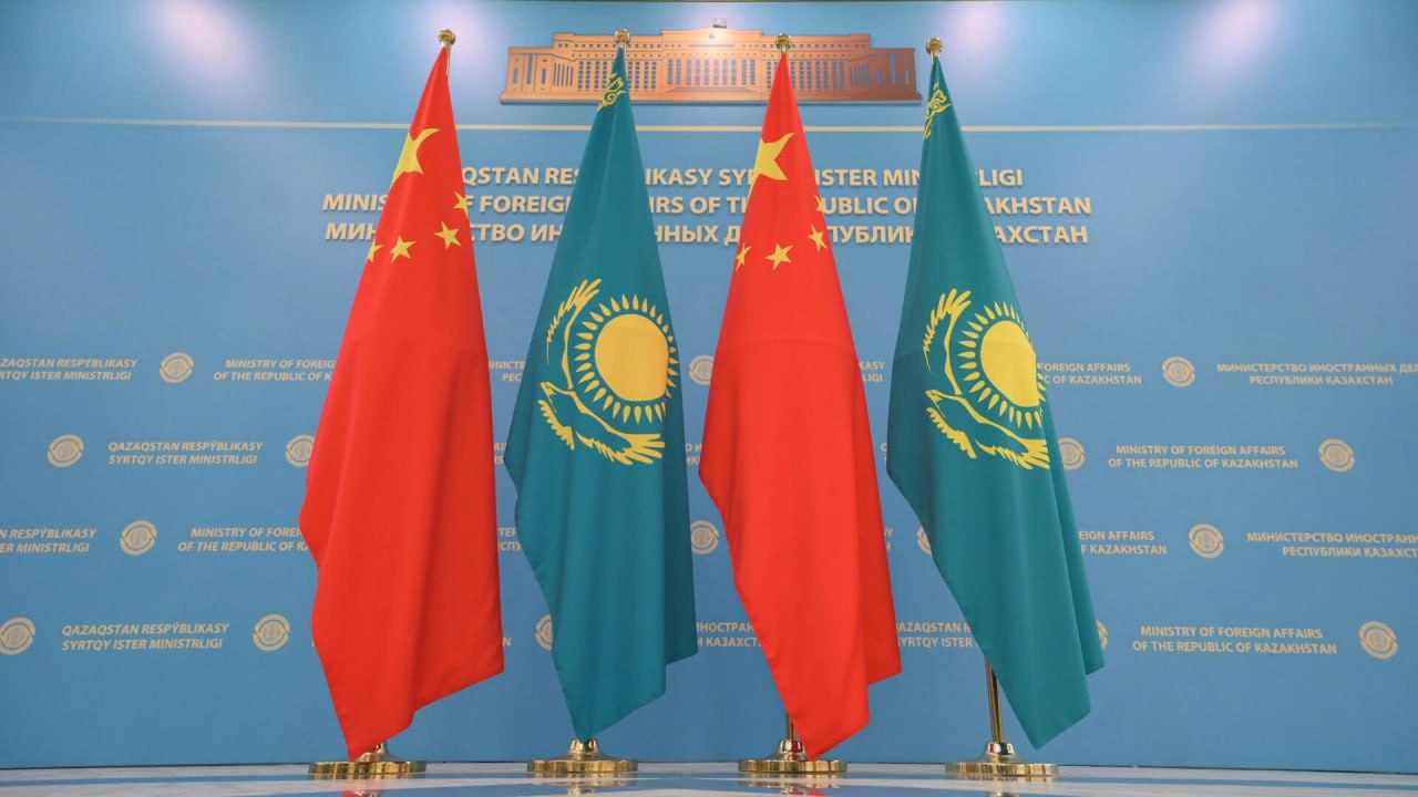 С 10 ноября 2023 года граждане Казахстана и Китая смогут путешествовать между двумя странами без необходимости получать визы. Об этом сообщил пресс-служба казахстанского МИД.
