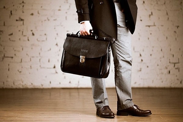 Самая популярная модель деловой мужской сумки — портфель. Это классика, которая не выходит из моды. Создает законченный образ делового мужчины. Модный аксессуар полюбился представителями разных профессий. Правильно подобранный, он отличается функцион...