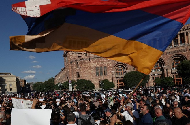В центре Еревана на площади Республики продолжаются массовые протесты из-за ситуации в Нагорном Карабахе, передают РИА Новости. Участники акции требуют от правительства Армении более решительных действий в защиту армянского населения региона и призна...