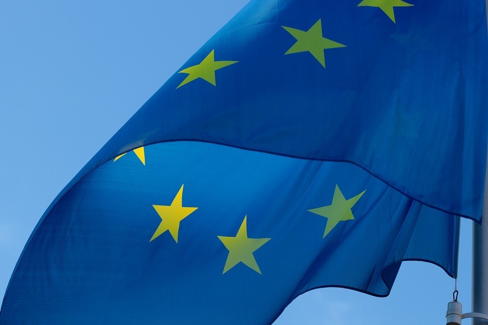 Представители Европейского парламента согласовали ряд ключевых положений находящегося в разработке закона (AI ACT) об искусственном интеллекте (ИИ) – использование интеллектуальных прав при разработке сервисов генеративного ИИ и классификация ИИ-инст...