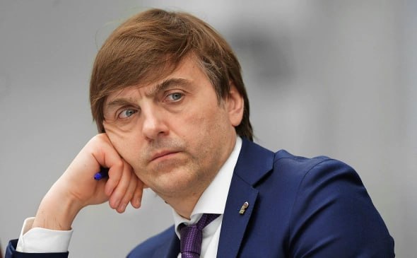 Министерство просвещения РФ сообщило, что большинство выпускников педагогических вузов работают в школах. По словам министра просвещения Сергея Кравцова, свыше 75% студентов после окончания обучения находят работу в образовательных учреждениях.
