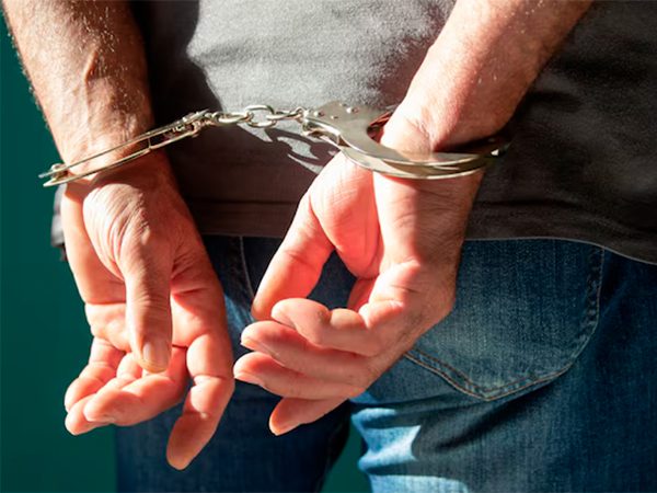 Сеть узлов связи, которую дистанционно использовали украинские кол-центры, ликвидировали в Крыму, сообщает РИА Новости. Мошенники звонили россиянам из-за границы, выманивали коды доступа к единому порталу госуслуг, а потом оформляли на имя жертвы мик...