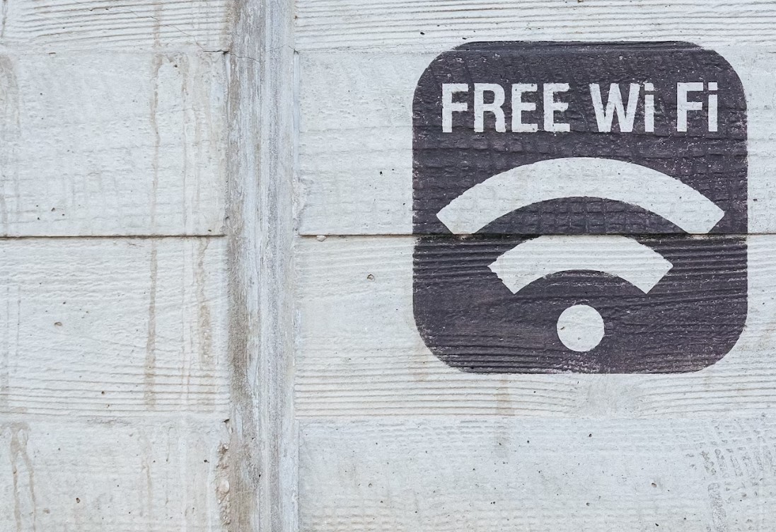 Список неиспользуемых подключений к разным сетям Wi-Fi вне дома создает риск того, что через них мошенники могут проникнуть в устройство пользователя. Наибольшую опасность представляют открытые сети – бесплатные точки Wi-Fi в кафе, аэропортах, метро,...