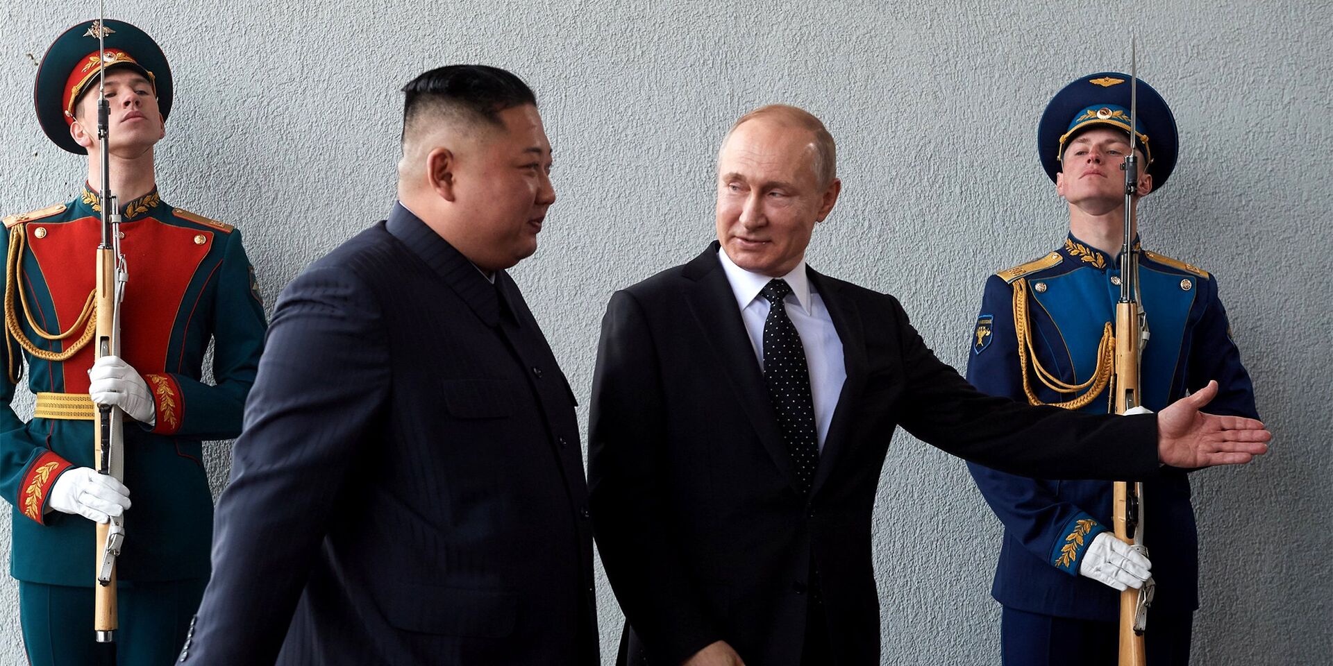 Лидер Северной Кореи Ким Чен Ын прибыл в Россию на своем бронепоезде, чтобы провести переговоры с президентом России Владимиром Путиным. Об этом сообщает агентство РИА Новости.
