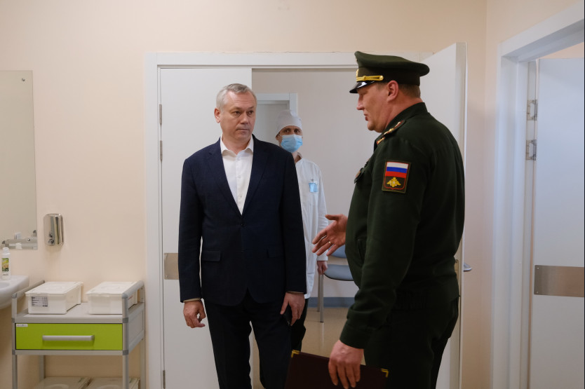 Глава региона обсудил с руководством госпиталя актуальные вопросы работы учреждения, пообщался с военнослужащими, которые проходят лечение после получения ранений во время специальной военной операции. Андрей Травников пожелал бойцам скорейшего выздо...