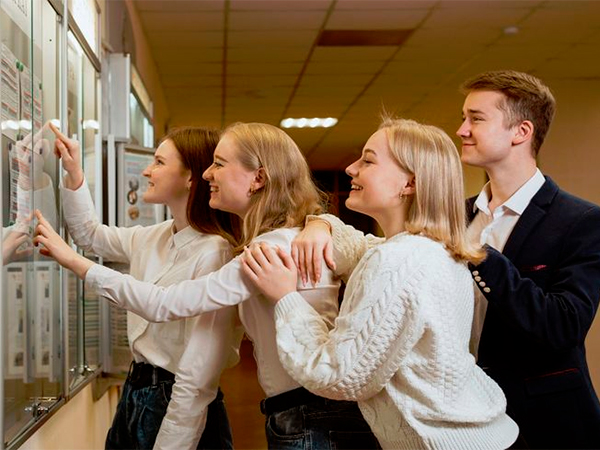 В 2023 году около 600 тысяч из почти миллиона абитуриентов, поступавших в вузы, подали или отредактировали заявление на едином портале госуслуг (ЕПГУ) с помощью сервиса «Поступление в вуз онлайн»; это почти в два раза больше, чем в прошлом году, сооб...