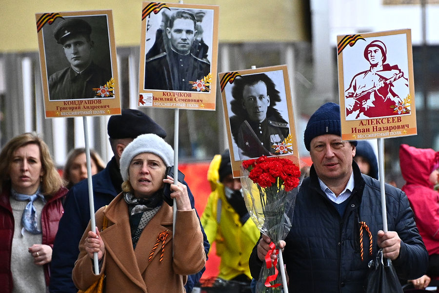 В Бишкеке 9 мая прошел традиционный марш «Бессмертный полк», в котором приняли участие более 12 тысяч человек, сообщает Sputnik-Кыргызстан. Они несли портреты своих родственников и знакомых, участвовавших в Великой Отечественной войне.
