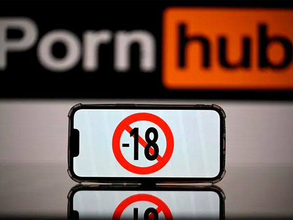Pornhub закрыл доступ к своему сервису в Техасе в ответ на закон этого штата об обязательной верификации возраста посетителей порносайтов, сообщает The Verge. При входе с техасских IP-адресов сайт демонстрирует страницу с заявлением о том, что вход н...