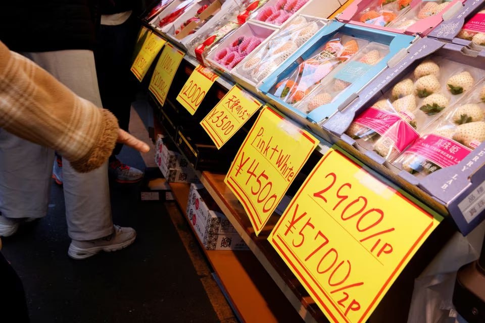 Власти Японии собираются принять программу в размере порядка 17 трлн иен (порядка $112,3 млрд), средства из которой будут использованы в рамках поддержки малообеспеченным семьей, пострадавшим от роста цен в Японии. По данным агентства Kyodo соответст...