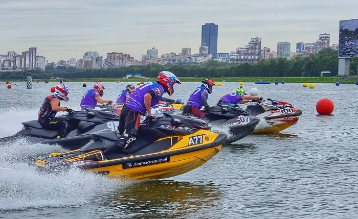 В прошедшие выходные, 26-27 августа, в рамках Фестиваля водных видов спорта «Открытая вода» в Москве, в акватории Гребного канала в Крылатском, состоялся заключительный этап чемпионата России по водно-моторному спорту в классе аквабайк. В этом году в...