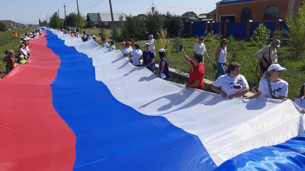 В Оренбургской области в преддверии Дня Государственного флага России, который отмечается 22 августа, установили новый рекорд страны — развернули российский триколор длиной 1,6 км и шириной 4,5 м, сообщила пресс-служба правительства области.. Результ...