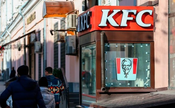 Одна из крупнейших компаний, работающих по франшизе KFC в России, заявила, что не будет менять название своих ресторанов на Rostic’s, несмотря на продажу бизнеса американской корпорации Yum! Brands российскому оператору Smart Service. Компания «Эй Ке...