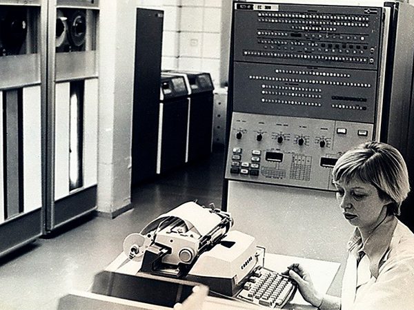 На этой неделе исполнилось 60 лет (7 апреля 1964) со дня выхода на рынок машин и операционных систем IBM/360, которые оказали важнейшее влияние на развитие мировой IT-индустрии, особенно в нашей стране. Отказ от налаженного производства отлично прода...