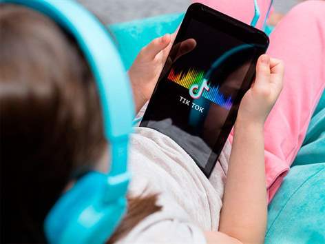 Алгоритмы социальных сетей продолжают продвигать среди британских детей депрессивные посты, сообщения на тему самоубийств и членовредительства, несмотря на вступивший в силу в стране закон, требующий подтверждать возраст – предполагалось, что это пом...