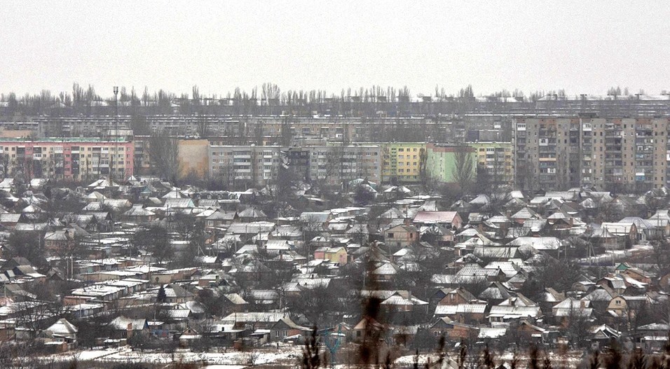 Во время обстрела южной окраины Луганска украинские военные могли применить дальнобойные кассетные боеприпасы. Об этом рассказал РИА Новости военный эксперт, подполковник ЛНР в отставке Андрей Марочко.
