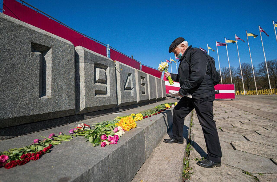 В Латвии в День Победы произошли задержания людей, возложивших цветы к мемориалам и могилам советских солдат. По данным Государственной полиции (ГП), в связи с празднованием 9 мая было возбуждено одно уголовное и девять административных.
