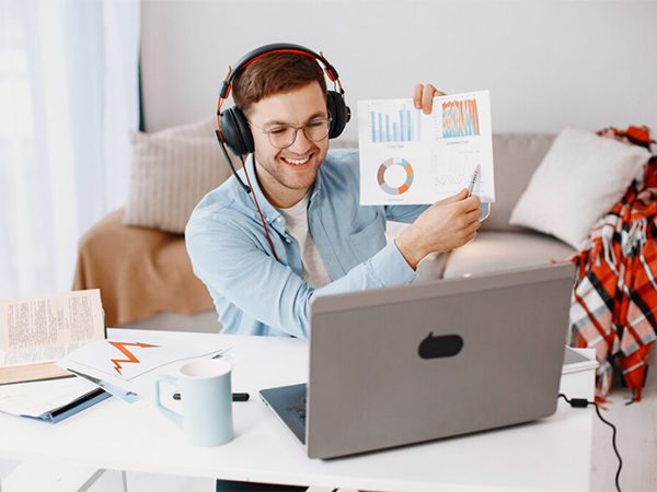 Банк России предлагает обсудить целесообразность создания реестра финансовых инфлюенсеров, введения требований к их квалификации и установления ответственности за качество распространяемой информации, следует из соответствующего доклада ЦБ для общест...