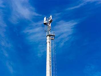 В третьем окончательном чтении принят закон, которым предусматривается обязанность операторов связи приостанавливать оказание услуг связи при поступлении соответствующего запроса от ФСБ России — в целях защиты граждан и государства от возникающих угр...