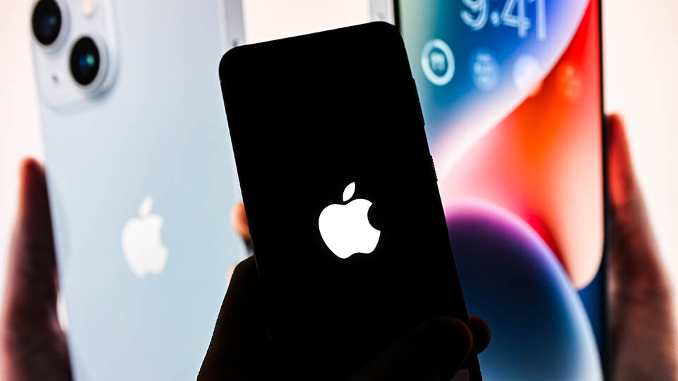 Компания Apple может задержать выпуск новых моделей iPhone 15 на месяц из-за проблем с поставками компонентов. Об этом сообщает издание MacRumors, ссылаясь на аналитика Вамси Мохана из Bank of America.
