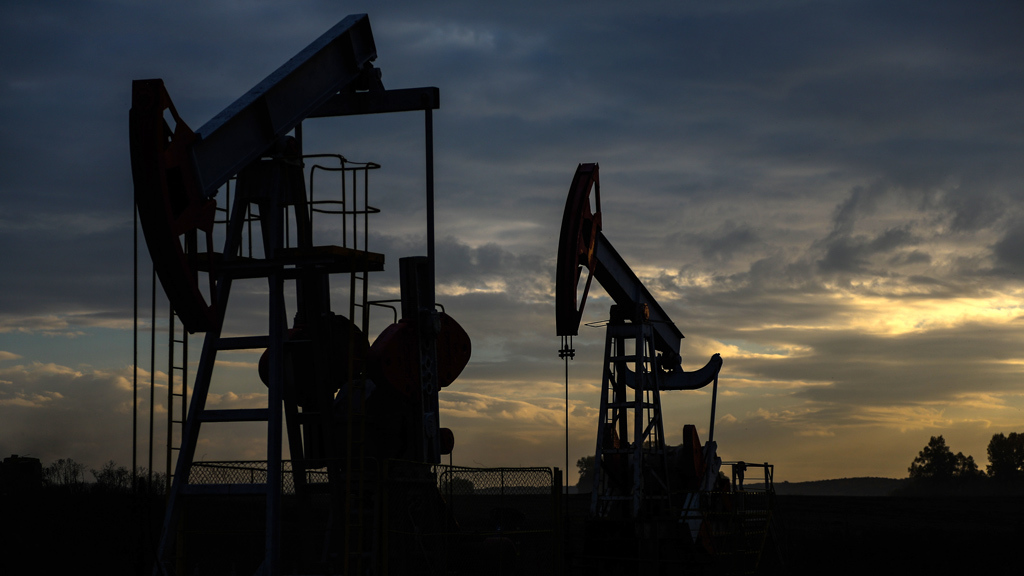 Министерство финансов России разработало законопроект, в котором предлагает изменить порядок расчета цены на нефть Urals для целей налогообложения добычи нефти. Об этом сообщает «Интерфакс» со ссылкой на источники, знакомые с документом.

