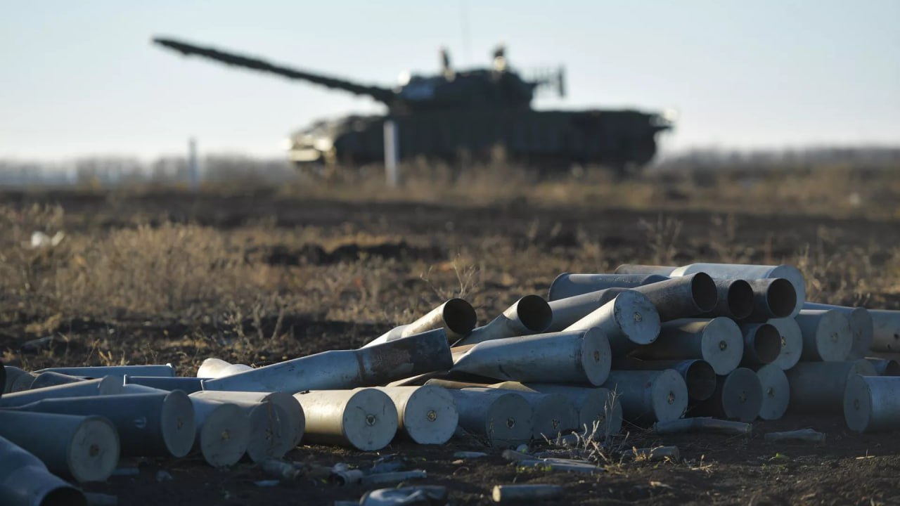 Президент Украины Владимир Зеленский заявил, что украинская армия испытывает дефицит артиллерийских снарядов из-за военной операции, которую ведет Израиль против Палестины в секторе Газа. Об этом сообщает американское издание The Barrons Daily.
