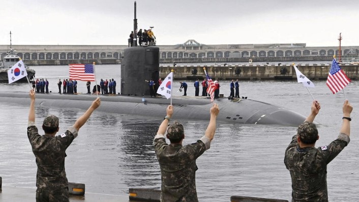 Во вторник, 29 августа, ВМС Республики Корея и США, а также морские Силы самообороны Японии провели совместные учения по противоракетной обороне (ПРО) в международных водах к югу от Корейского полуострова. Об этом сообщило агентство Yonhap.
