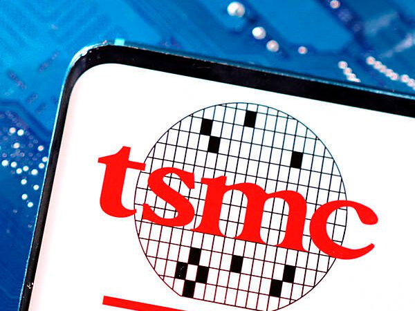 Ведущий мировой производитель чипов, тайваньская компания TSMC, заявила, что построит в Японии вторую свою фабрику, которая должна заработать к концу 2027 года, при этом общие инвестиции TSMC в Японии достигнут 20 миллиардов долларов, сообщает Reuter...