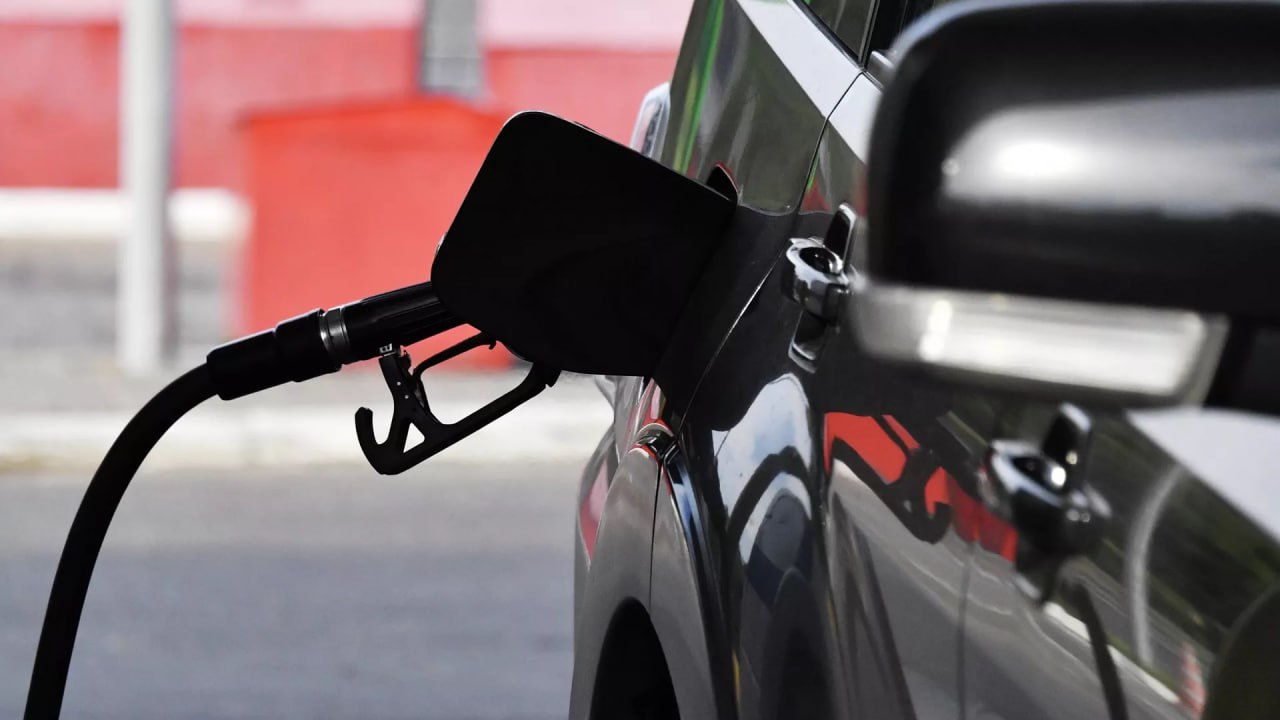 По результатам первичного анализа ситуации на рынке нефтепродуктов в России Федеральная антимонопольная служба (ФАС) России возбудила несколько антимонопольных дел против различных компаний и организаций. Об этом сообщает пресс-служба ведомства.
