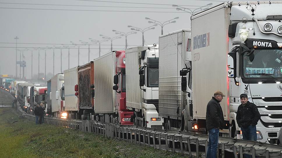 Между Украиной и Польшей разгорается новый скандал, связанный с транспортным соглашением между Киевом и Евросоюзом. После того, как польские фермеры выразили недовольство импортом украинской сельскохозяйственной продукции, польские водители начали ор...