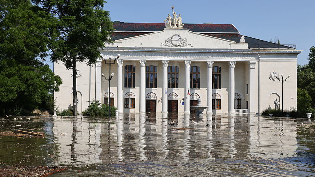 Глава Новой Каховки Владимир Леонтьев заявил, что город затоплен после прорыва плотины на Каховской гидроэлектростанции (ГЭС). Об этом он сообщил в эфире телеканала Россия-1.
