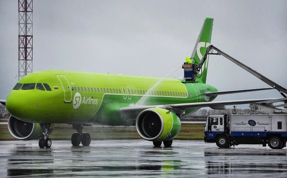 Авиакомпания S7 Airlines, один из крупнейших российских перевозчиков, объявила о сокращении перевозных емкостей на 10–15% в сравнении с прошлым годом. Причиной этого стало плановое техническое обслуживание (ТО) самолетов, которое затянулось из-за сло...