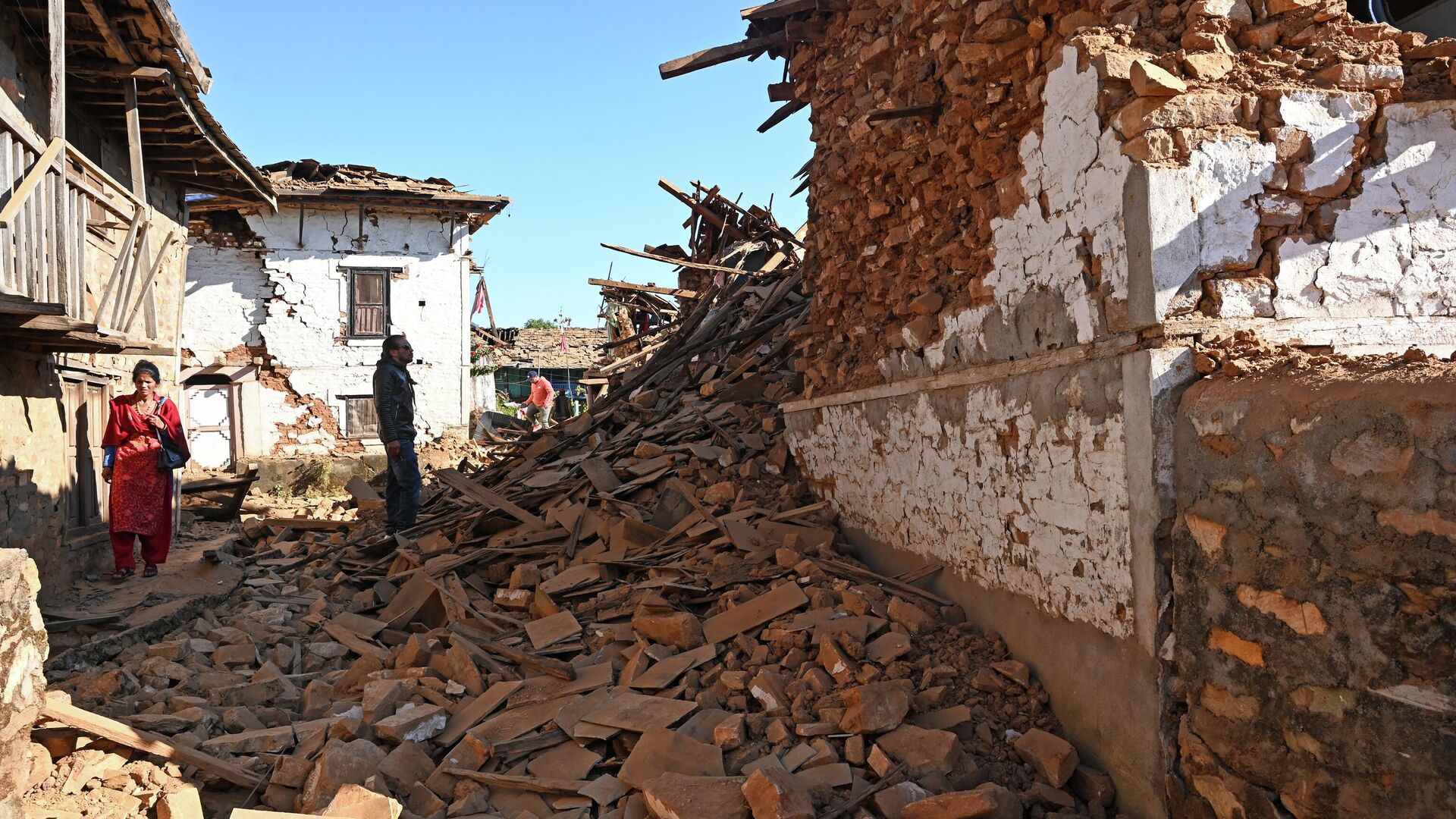 Сильное землетрясение, которое произошло на границе Индии и Непала, унесло жизни более сотни человек и оставило многих без крова. По последним данным, число погибших достигло 128, а пострадавших — 100. Это число может увеличиться, так как спасатели п...