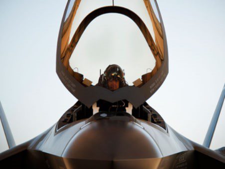 Британская оборонная компания BAE Systems получила первый грант на поставку микросхем для истребителей F-15 и F-35 в рамках принятого в США в 2022 году закона о чипах (CHIPS and Science Act), сообщает в понедельник телеканал CNBC. В общей сложности п...