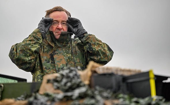 Министр обороны ФРГ Борис Писториус заявил, что Германия должна быть готова к тому, чтобы участвовать оборонительном конфликте против возможных военных угроз извне. Он призвал общество настроиться на эту гипотетическую ситуацию, поскольку страна долж...