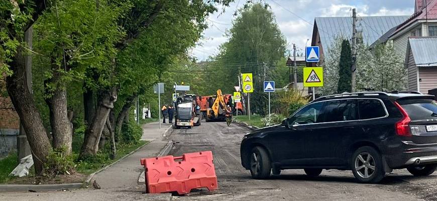 Сегодня, 05 мая 2025 года, в микрорайоне Климовск городского округа Подольск Московской области в связи с ремонтными работами был перекрыт Октябрьский переулок и улица Рожкова, сообщает корреспондент издания REGNEWS. На данном участке дорожные службы...