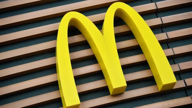 Сеть ресторанов быстрого питания McDonald’s стала объектом острой критики и протестов в мусульманском мире после того, как ее израильский филиал объявил о предоставлении бесплатных обедов солдатам ЦАХАЛ и медицинским учреждениям, участвующим в борьбе...